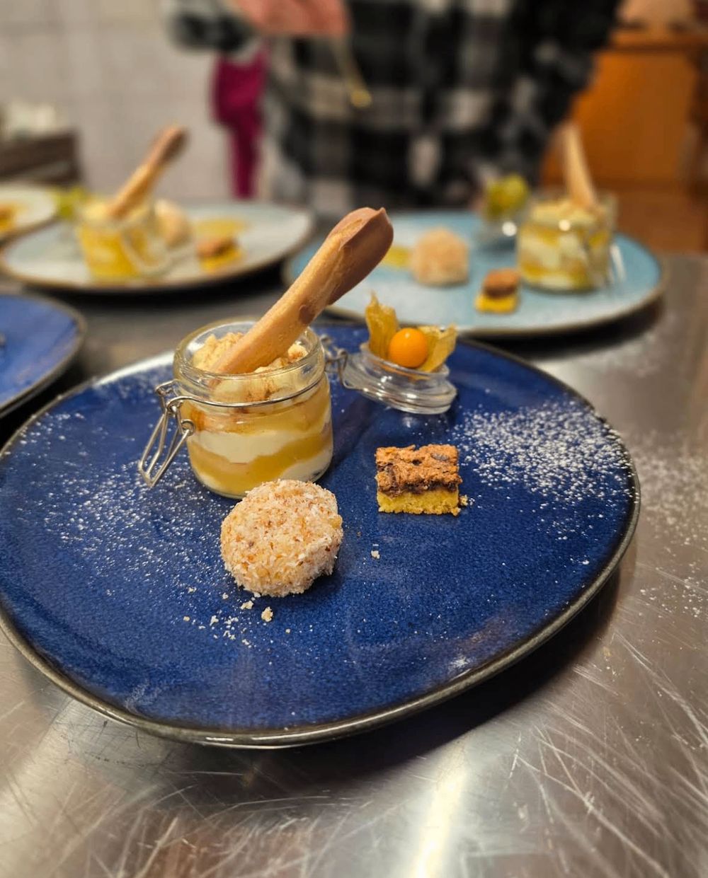 Dessertteller mit Mousse im Glas, Kokoskugel und Physalis